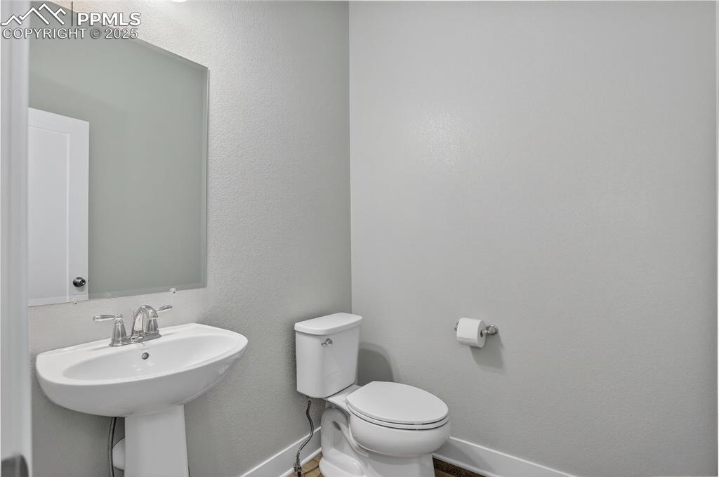 Image 16 of 50: Powder room on the main level.