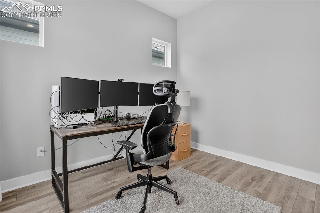 Image 18 of 50: Office