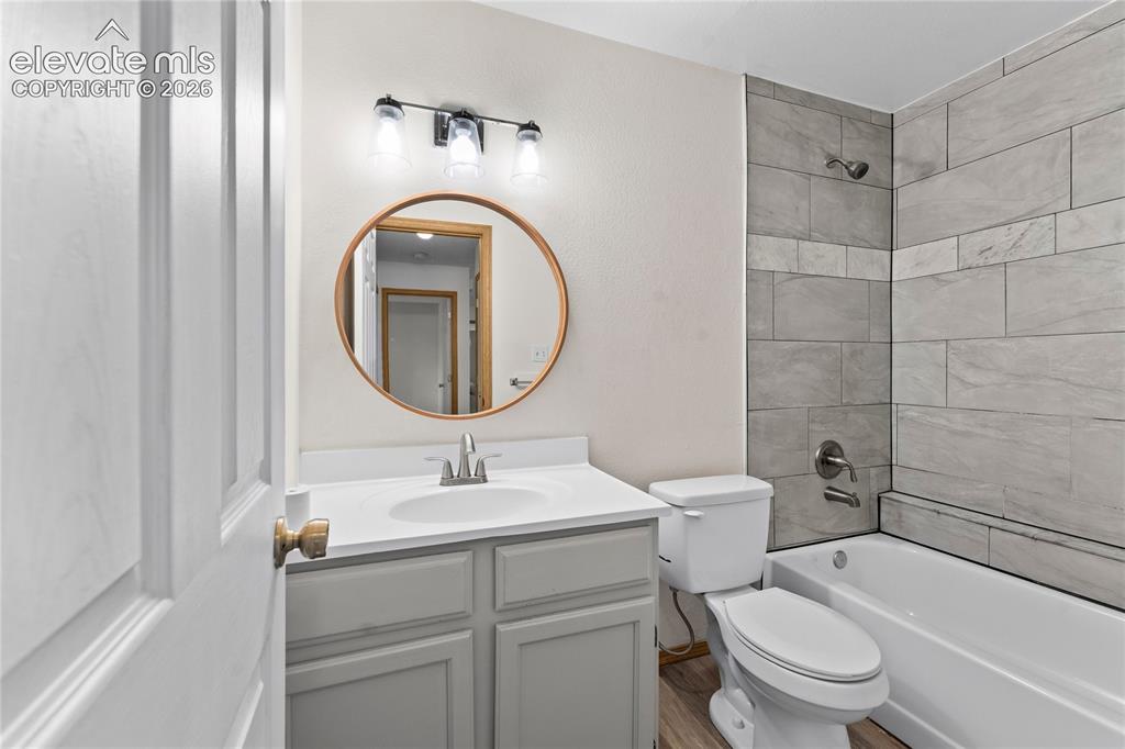 Image 18 of 19: Bathroom