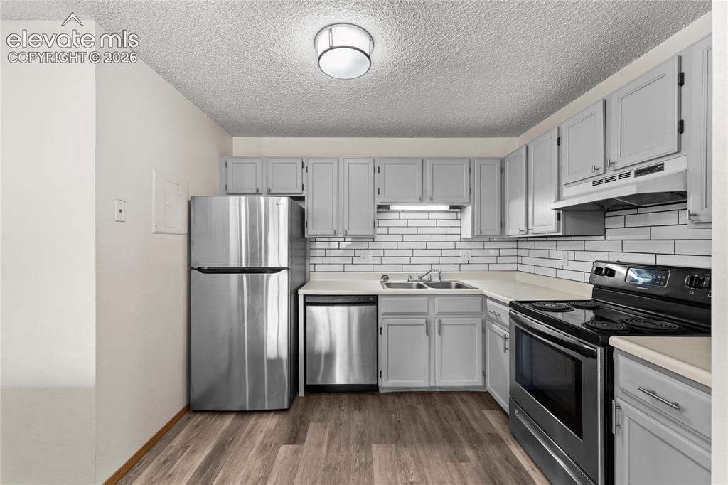 Image 7 of 19: Kitchen