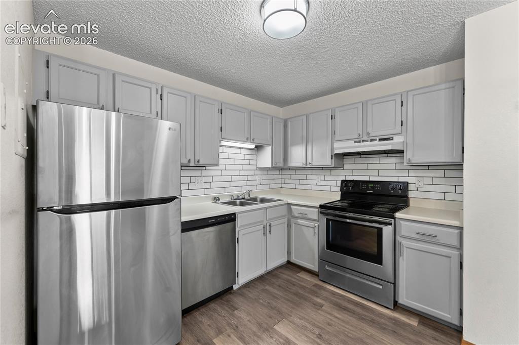 Image 8 of 19: Kitchen