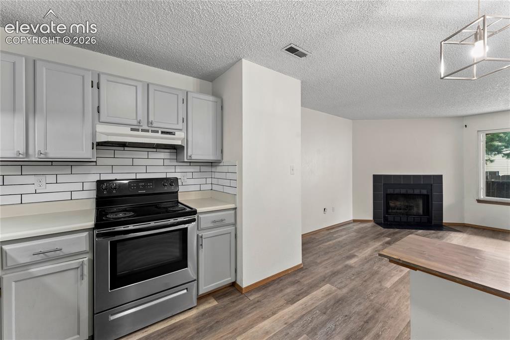 Image 9 of 19: Kitchen