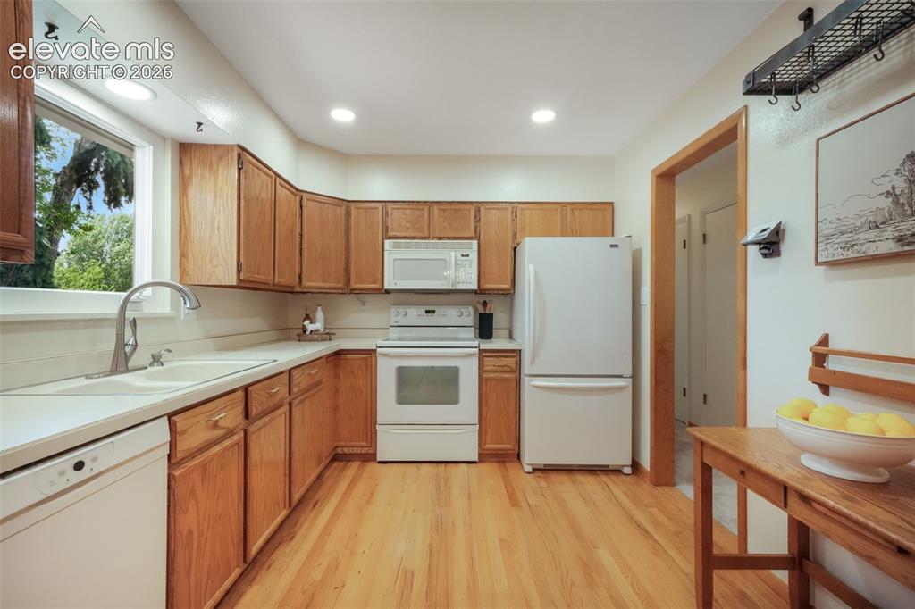 Image 10 of 50: Dining Area