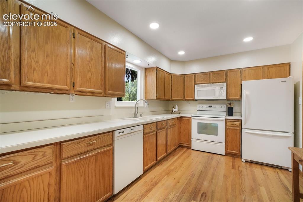 Image 11 of 50: Dining Area