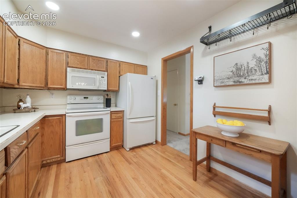 Image 13 of 50: Kitchen