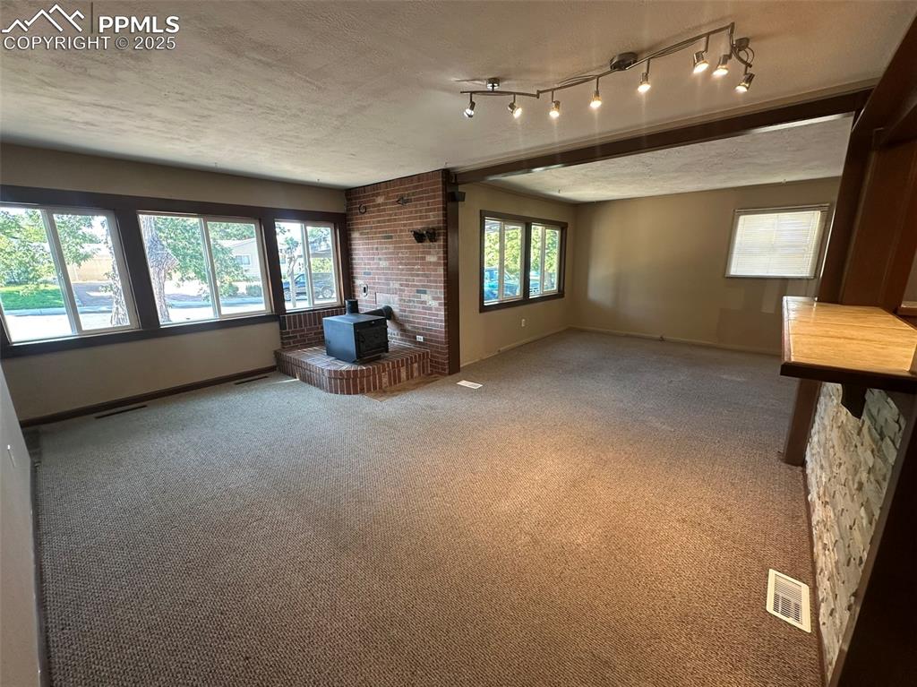 Image 10 of 27: Quaint and cozy living and dining area