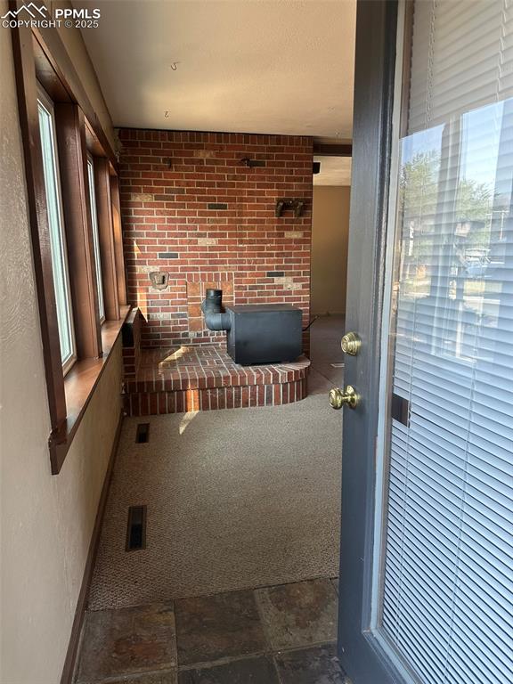Image 7 of 27: Tiled entry to cozy interior