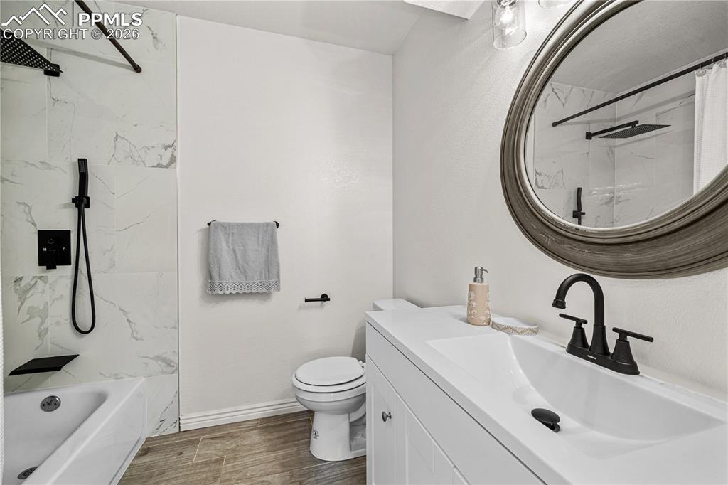 Image 13 of 31: Bathroom