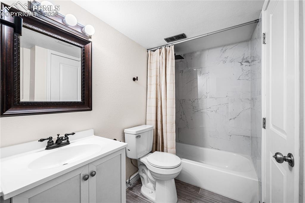 Image 21 of 31: Bathroom