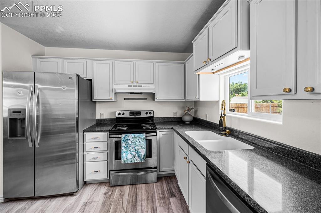 Image 5 of 31: Kitchen