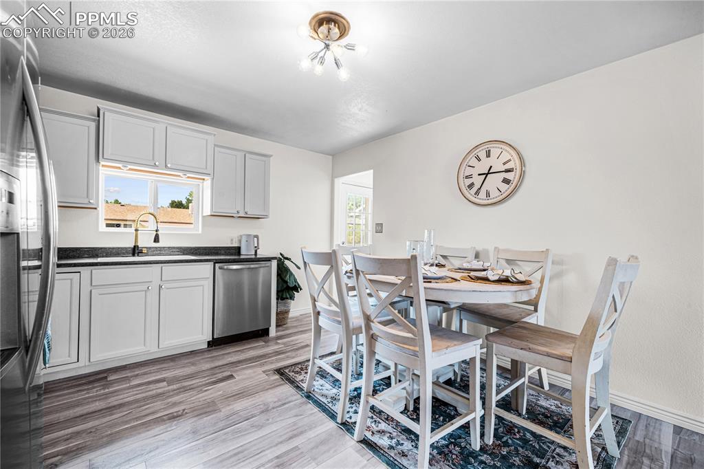 Image 6 of 31: Dining Area