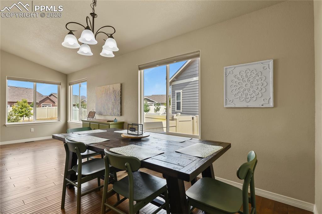 Image 10 of 32: Dining Area