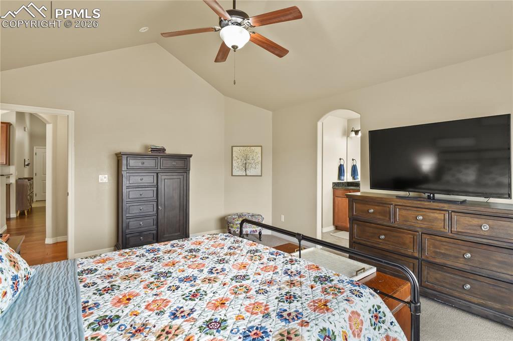 Image 15 of 32: Bedroom