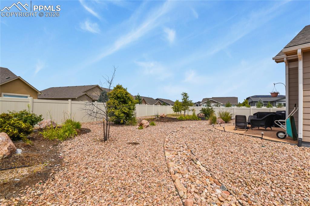 Image 20 of 32: Yard