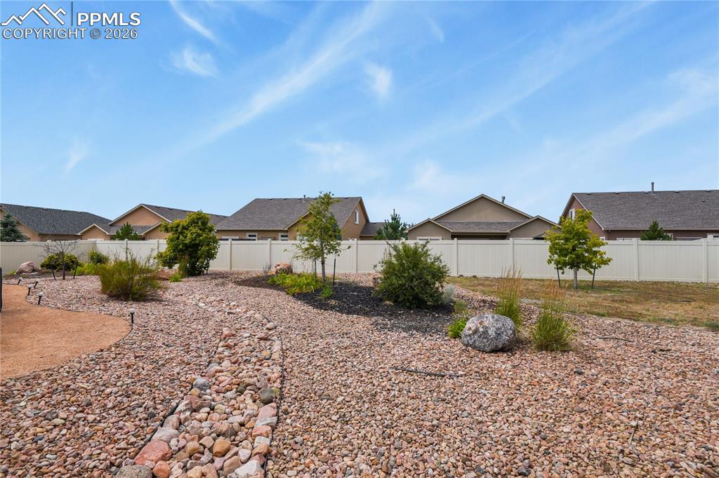 Image 21 of 32: Yard