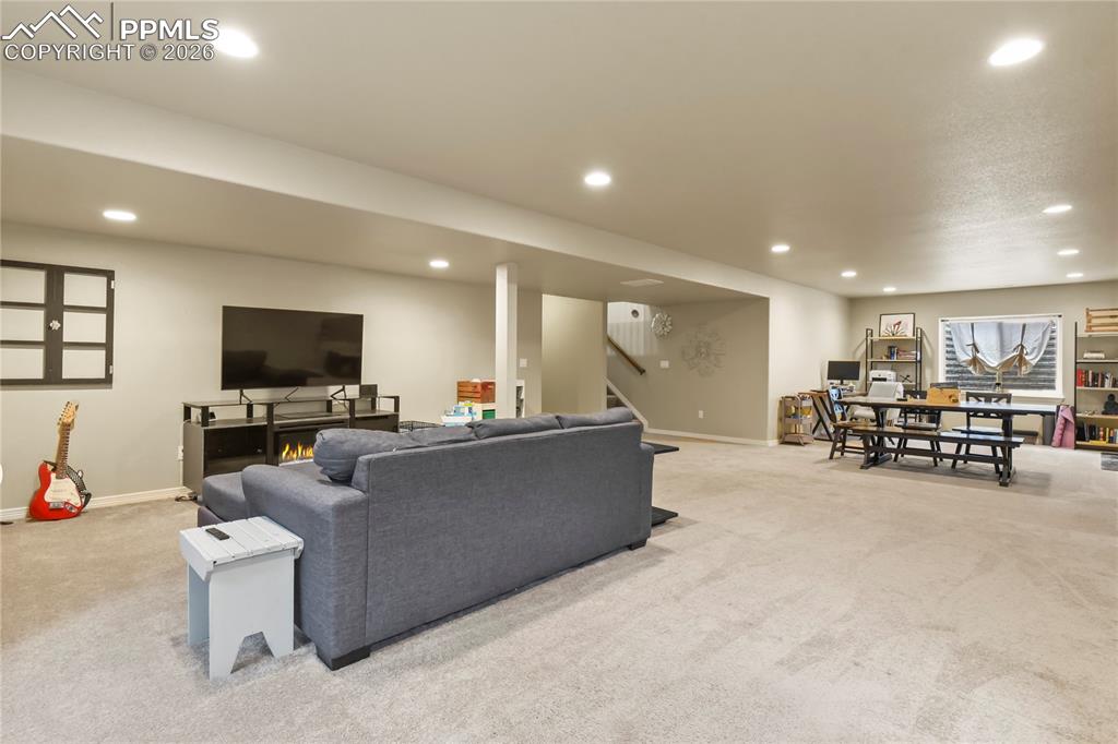 Image 22 of 32: Living Room