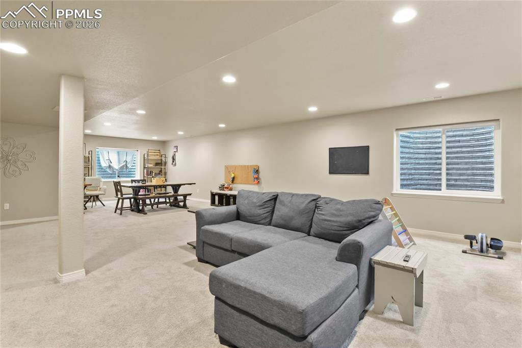 Image 23 of 32: Living Room