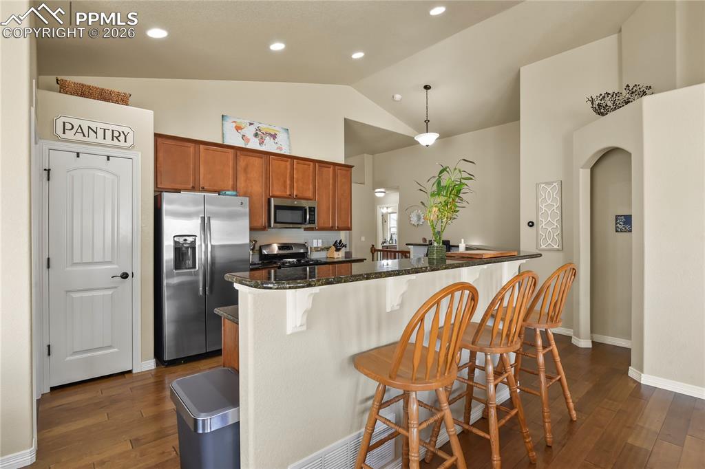 Image 7 of 32: Kitchen