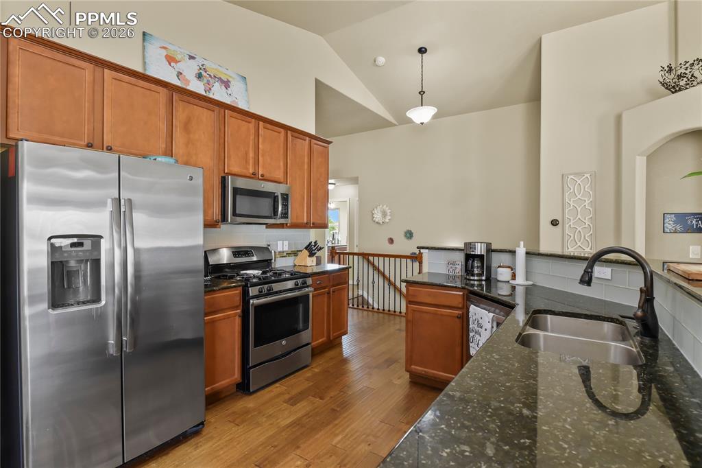 Image 8 of 32: Kitchen