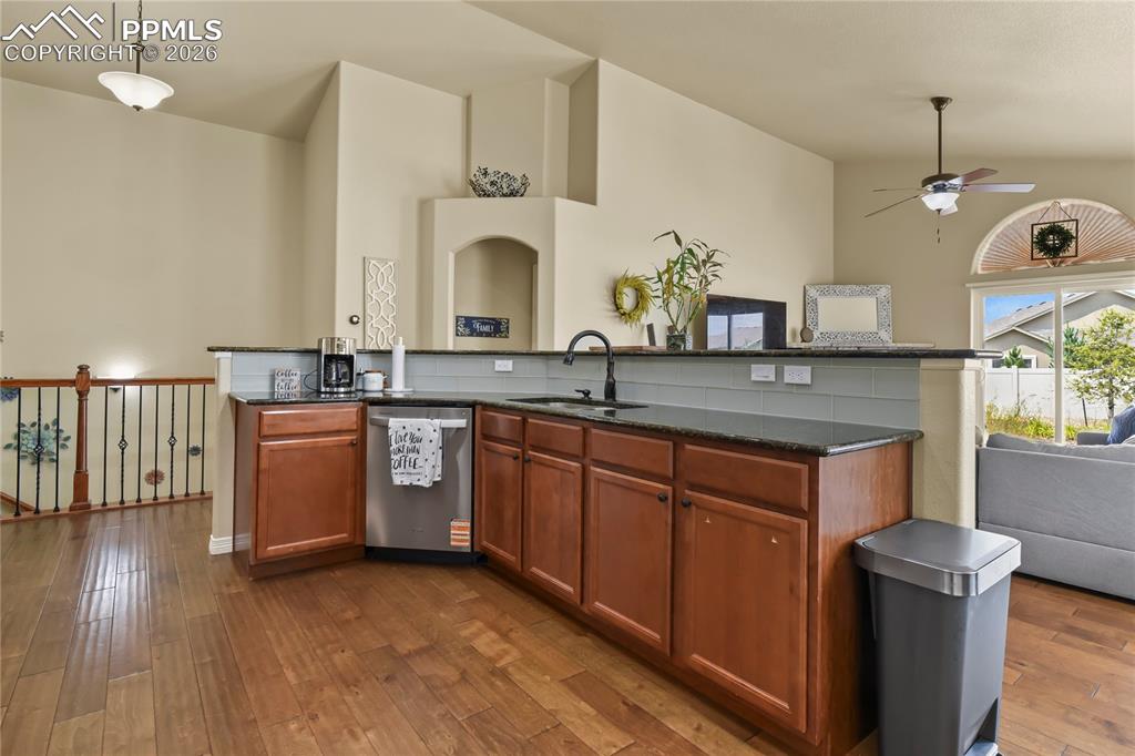 Image 9 of 32: Kitchen