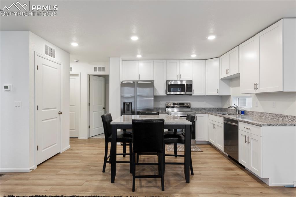 Image 12 of 20: Kitchen