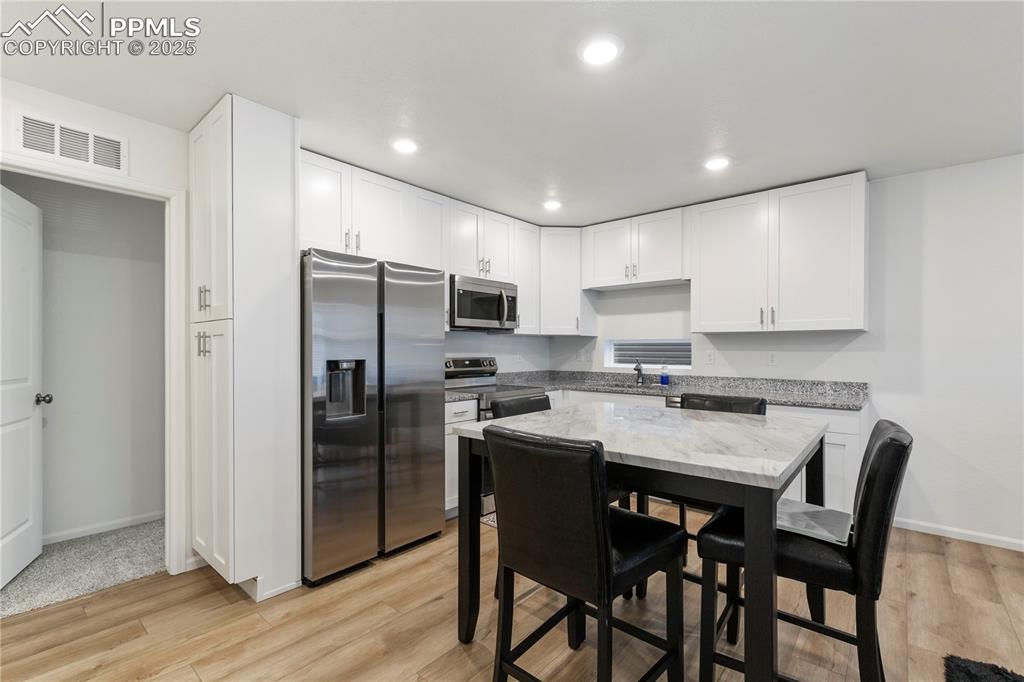 Image 13 of 20: Kitchen