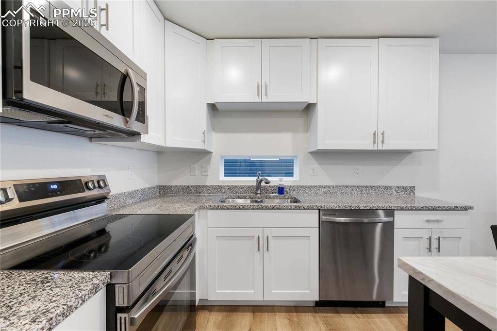 Image 15 of 20: Kitchen