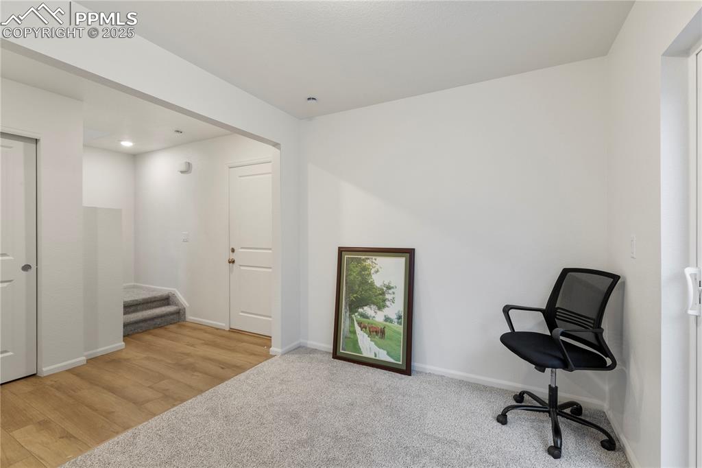 Image 18 of 20: Office