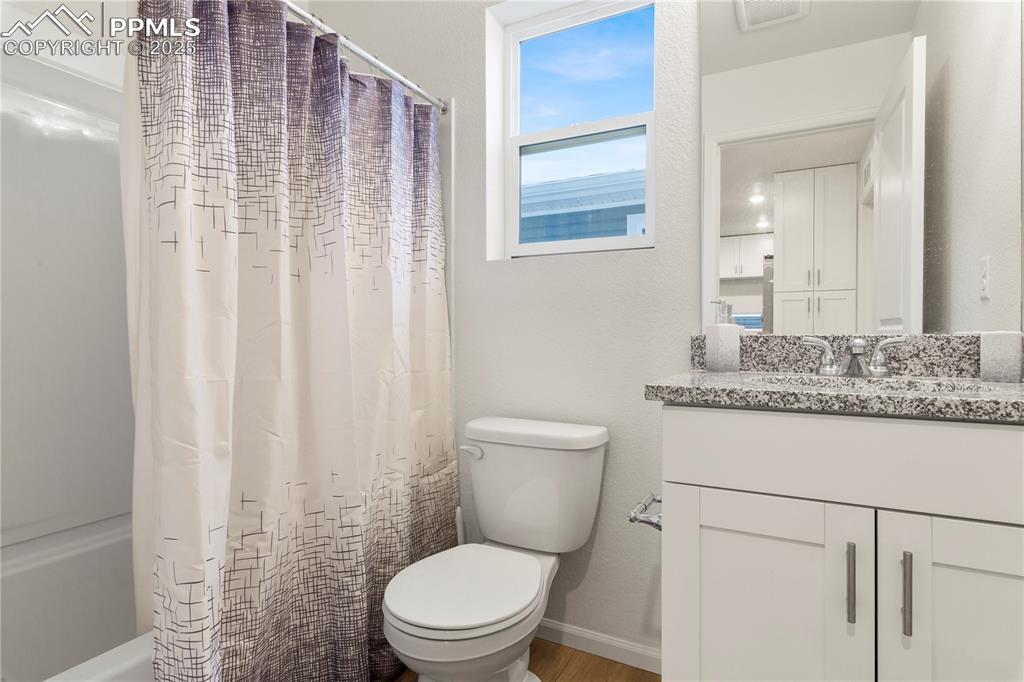 Image 7 of 20: Bathroom