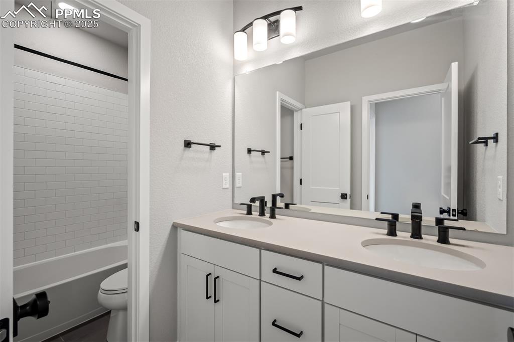 Image 19 of 31: Bathroom