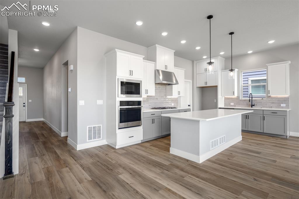 Image 2 of 31: Kitchen