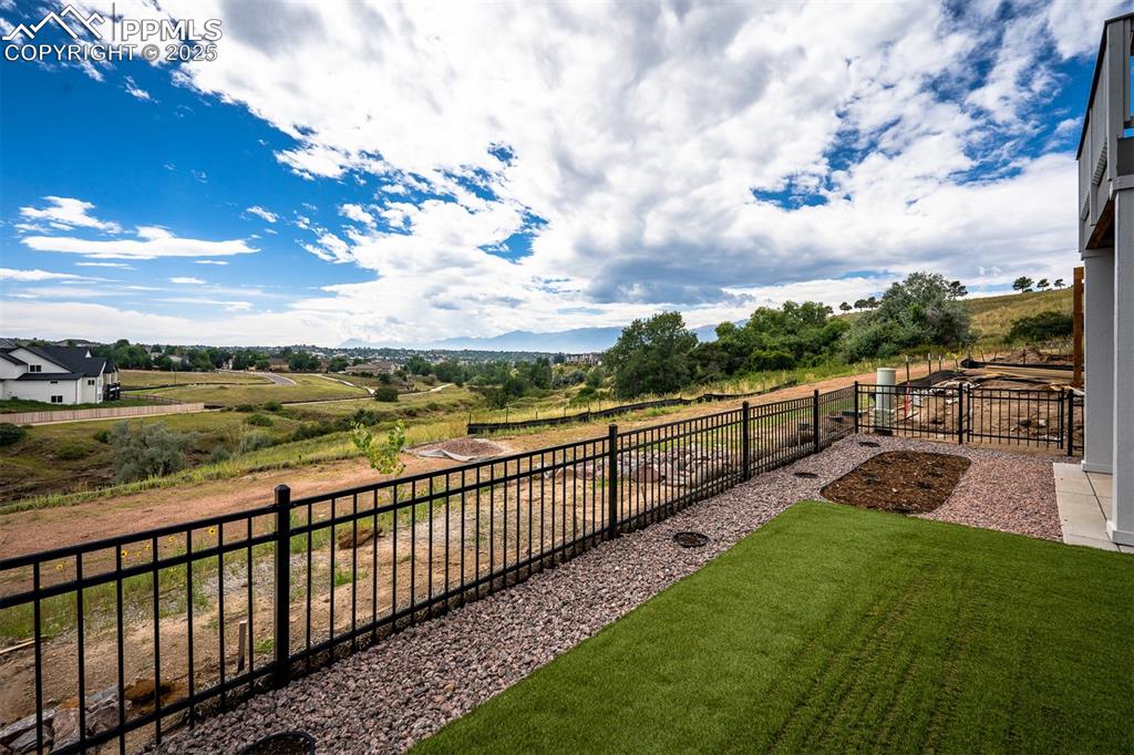 Image 27 of 31: Yard