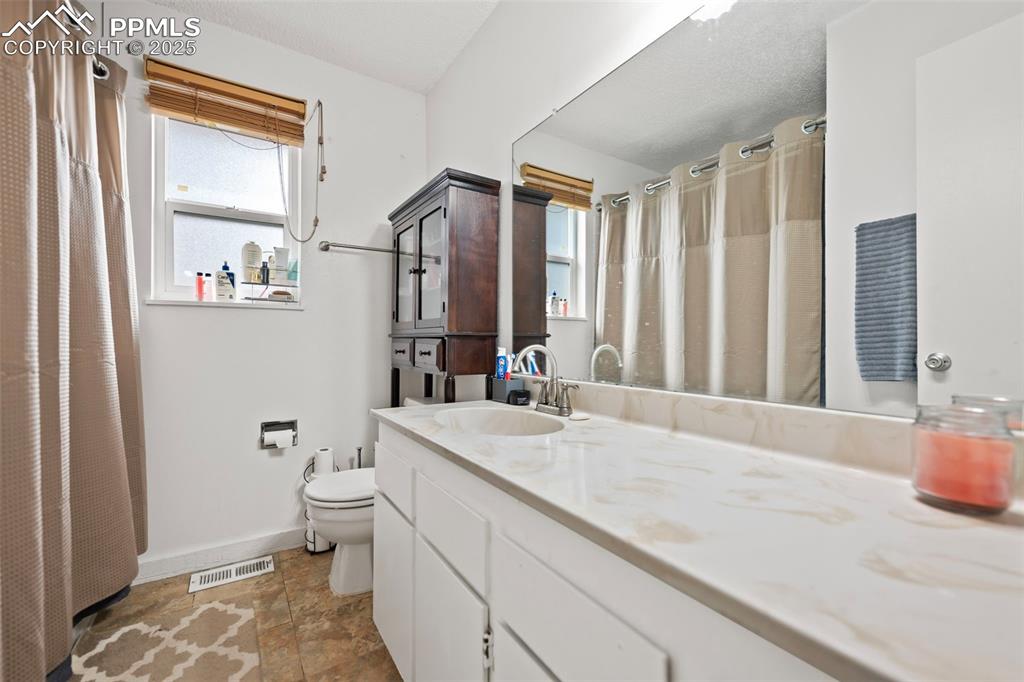 Image 16 of 24: Bathroom