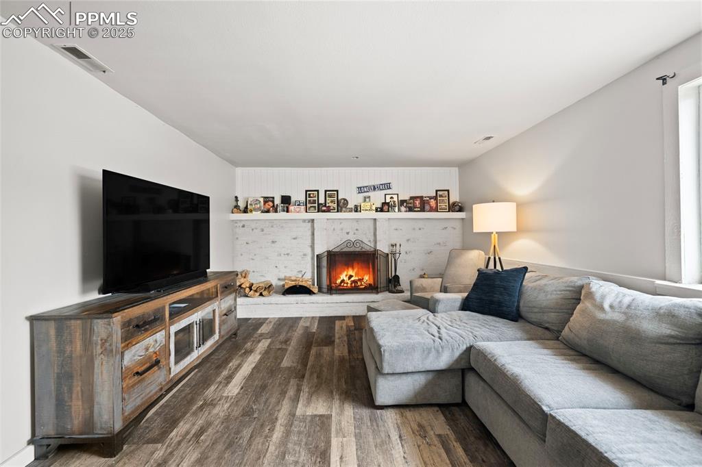 Image 19 of 24: Living Room