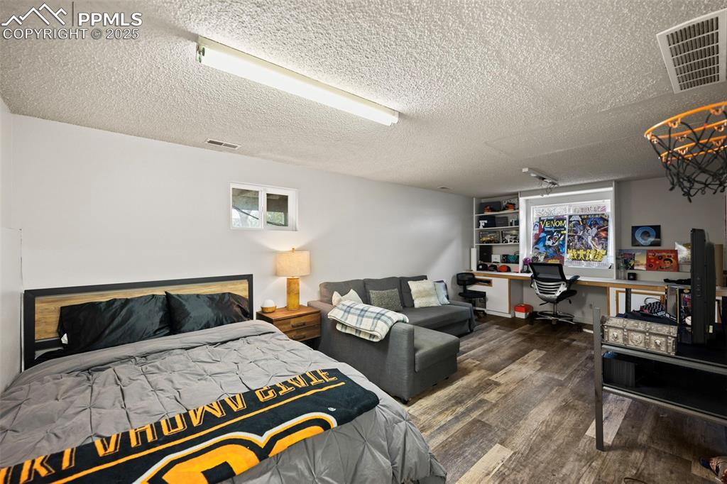 Image 20 of 24: Bedroom