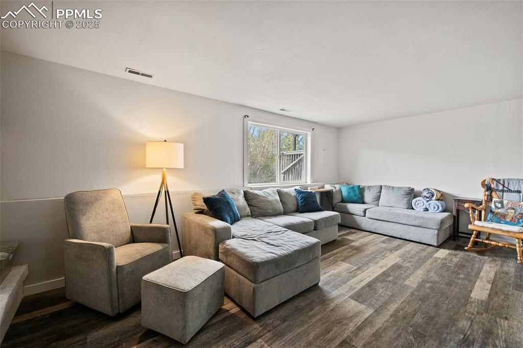 Image 21 of 24: Living Room