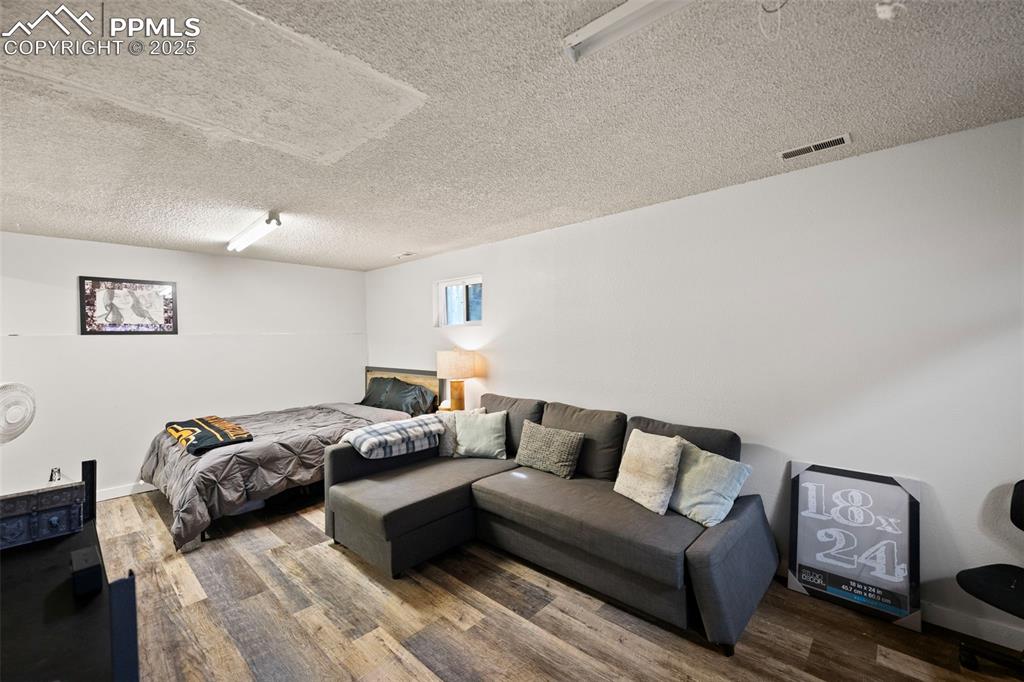 Image 22 of 24: Bedroom