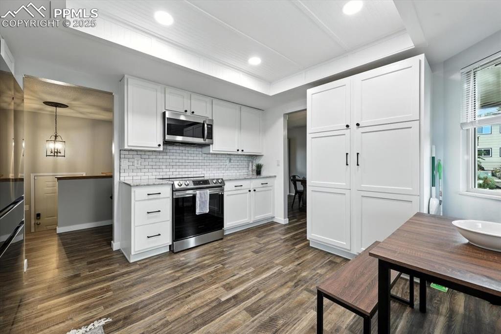 Image 9 of 36: Kitchen