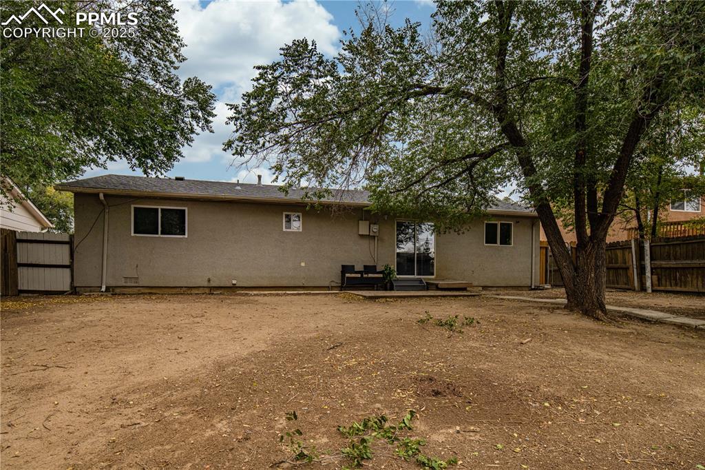 Image 20 of 31: Fenced Yard