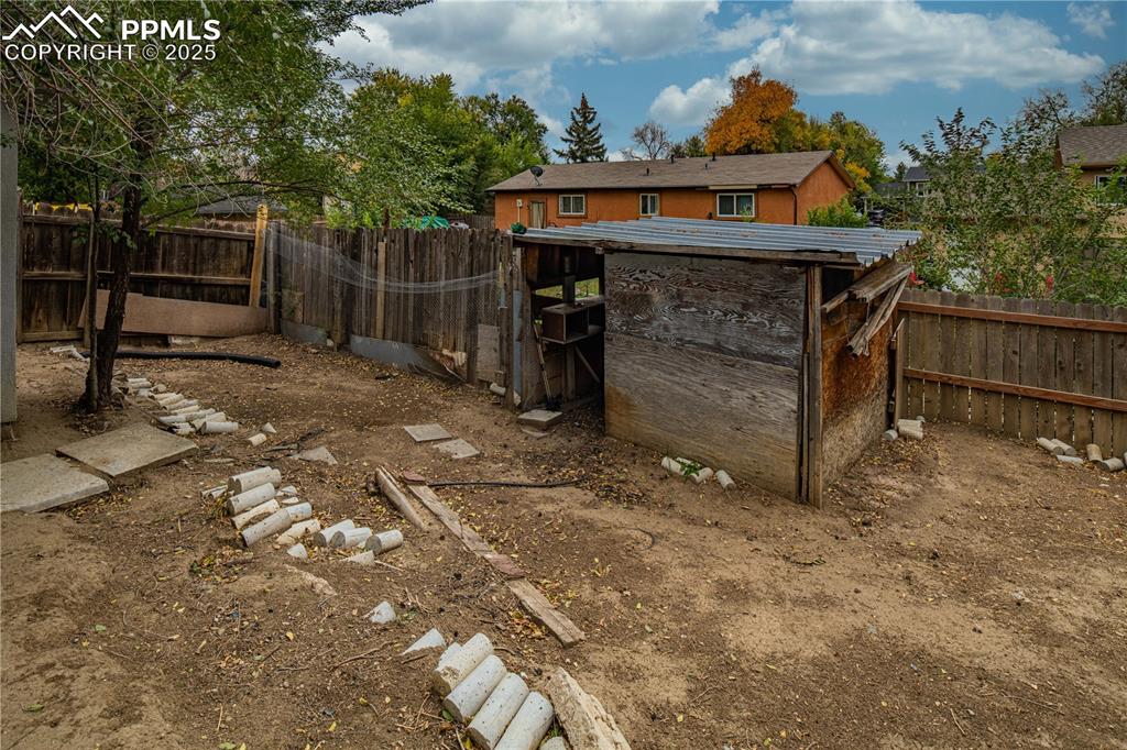 Image 23 of 31: Back of Structure