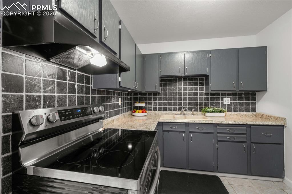 Image 8 of 31: Kitchen