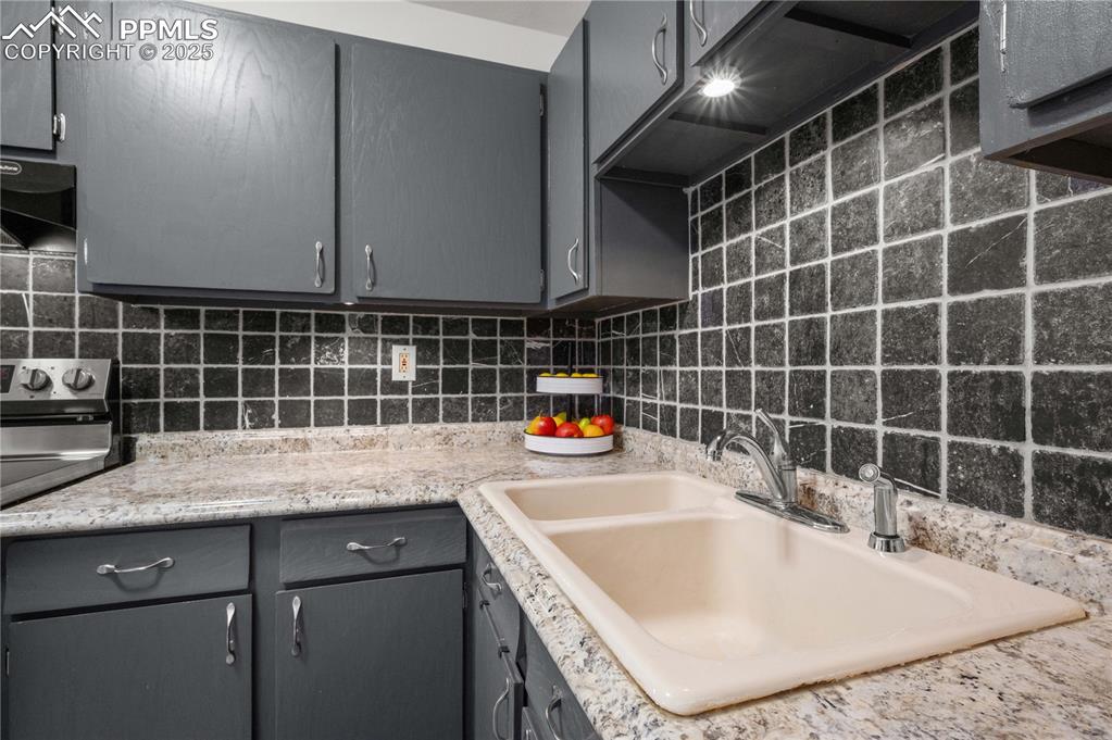 Image 9 of 31: Kitchen