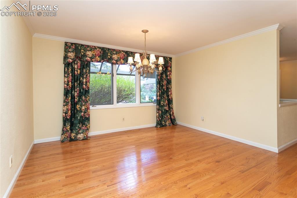 Image 11 of 50: Dining Area