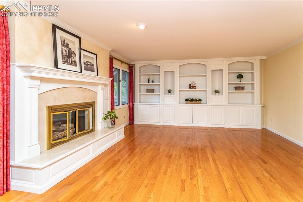 Image 13 of 50: Living Room