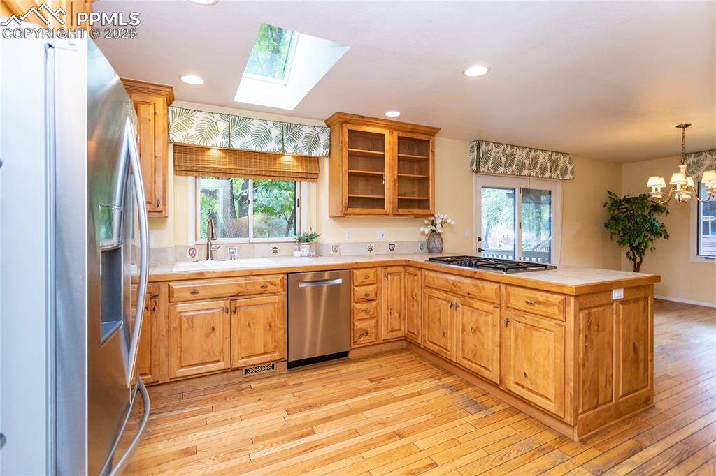 Image 15 of 50: Kitchen