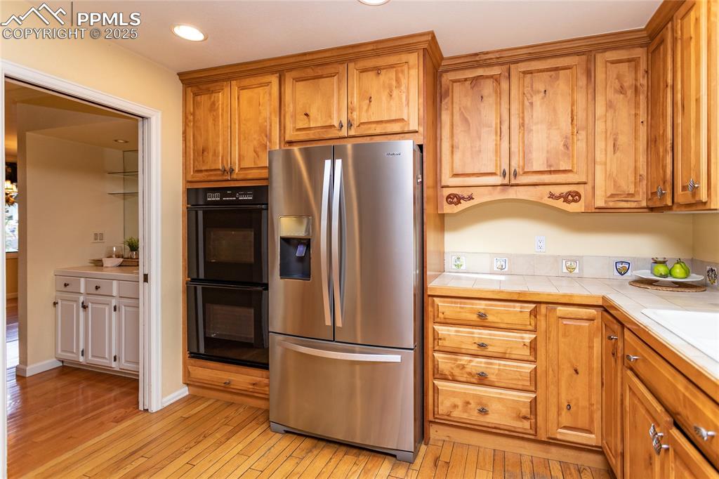 Image 18 of 50: Kitchen