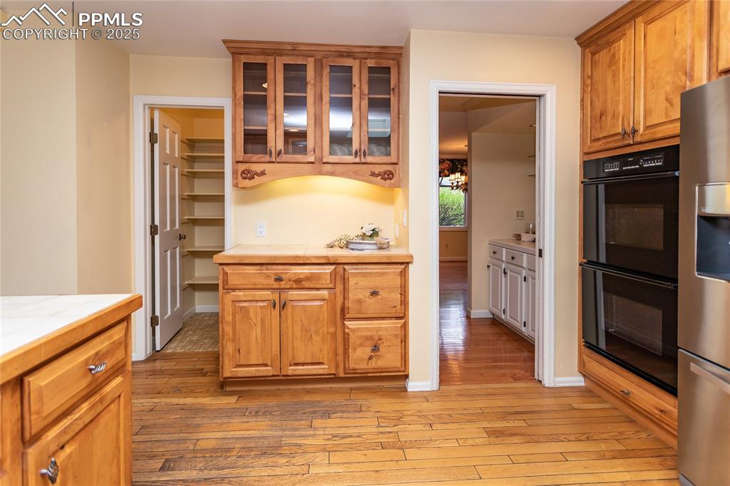 Image 19 of 50: Kitchen