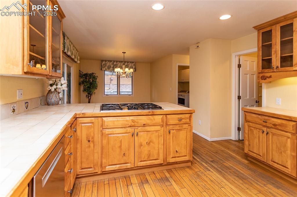 Image 20 of 50: Kitchen