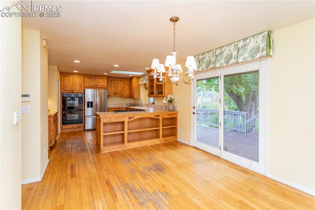 Image 21 of 50: Kitchen