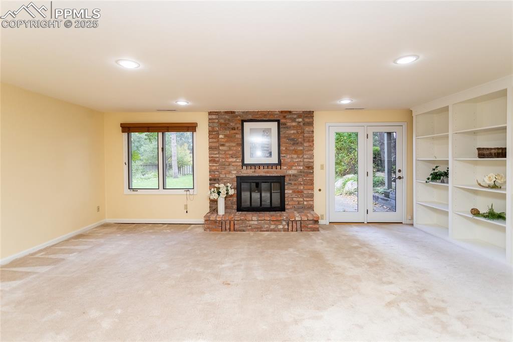 Image 23 of 50: Living Room